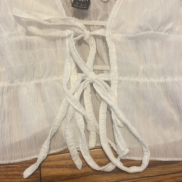 NWT SHEIN Deep V Neck Tie Front Knot Shoulder Ruffle Hem Cami Top size medium - Picture 5 of 7